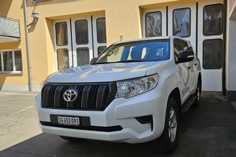 Toyota Land Cruiser in Weiss